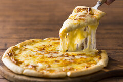 ピザチーズ種類と特徴を比較！焼き色とコクで選ぶ失敗しない活用術