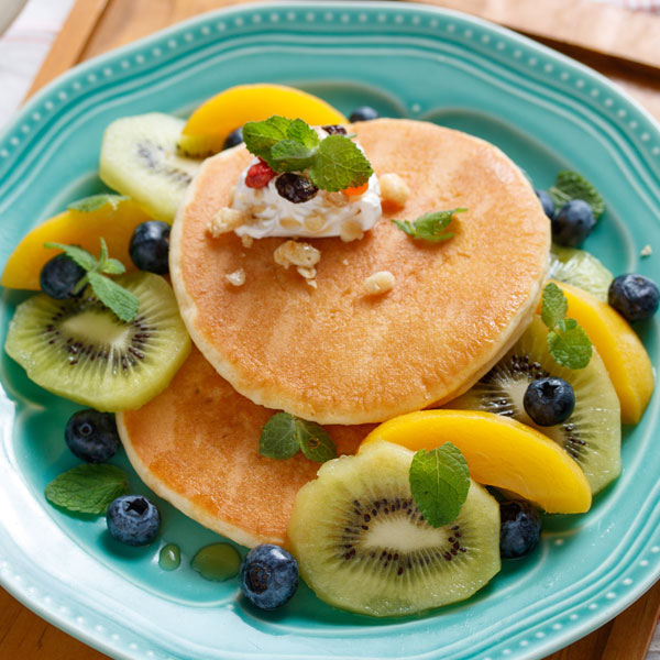 キウイとピーチのカフェ風パンケーキ