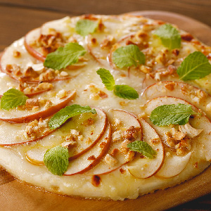 蘋果和螺母的甜點披薩