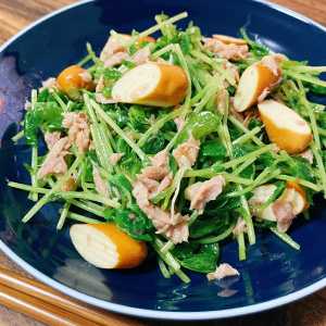 Salad of bean sprouts and smoked cheese